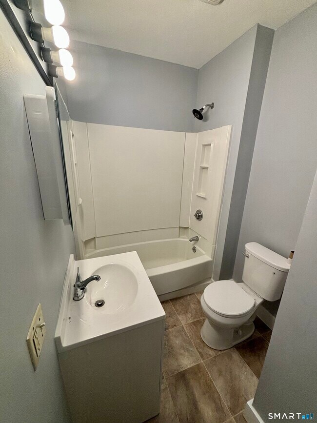 Building Photo - 411 Main St