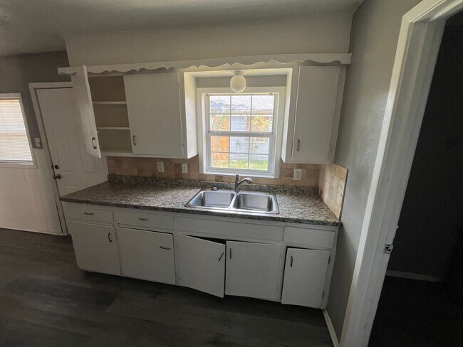 Building Photo - 2713 E 2nd St