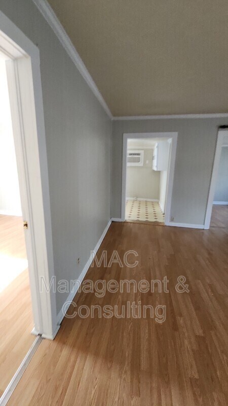 Building Photo - 311 S Mark Twain St