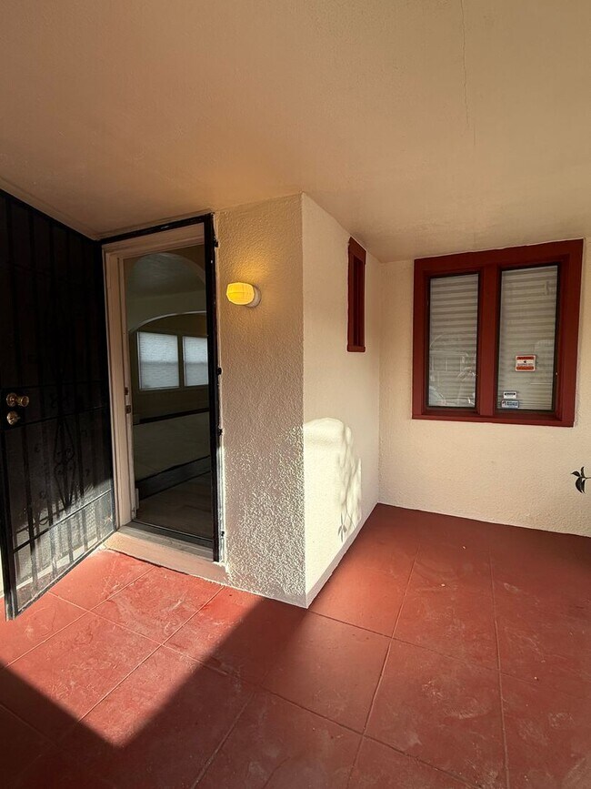 Building Photo - Huge 2 Bed House with a Shared Back Patio