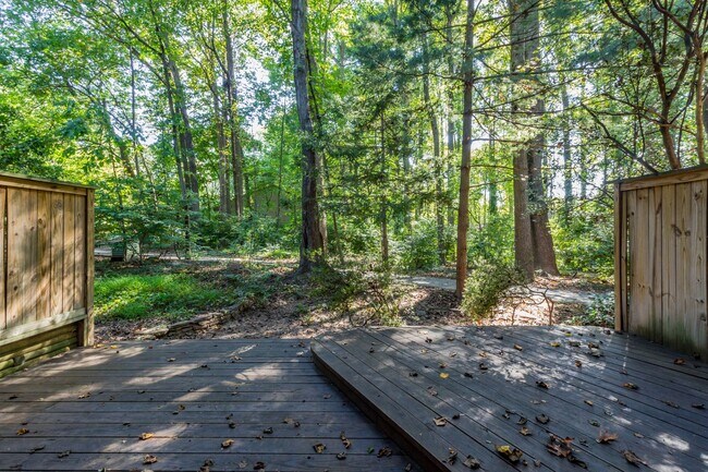Building Photo - Beautiful 3 Bed 3.5 Bath Brick Interior To...