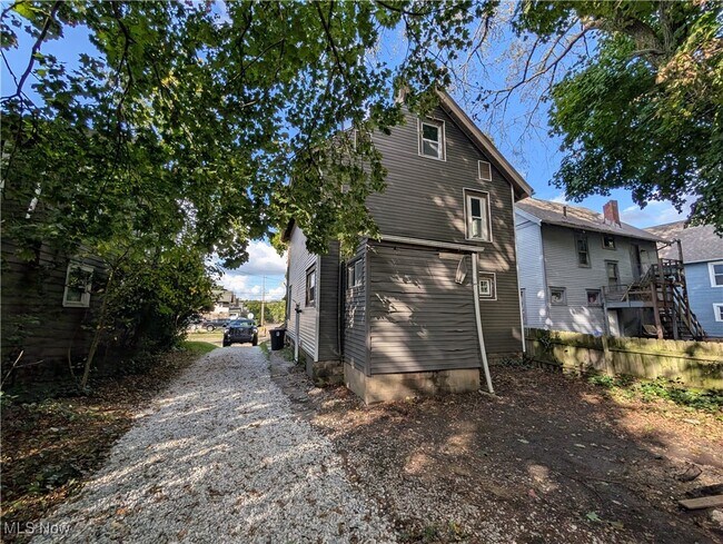Building Photo - 832 E Buchtel Ave