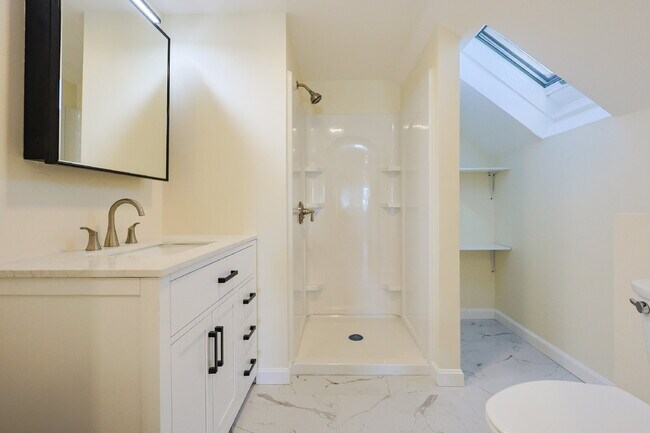 Building Photo - Stunning, Renovated, Spacious 2 Bed / 1 Bath in North Quincy