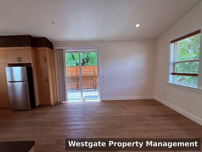 Building Photo - 220 Payran St