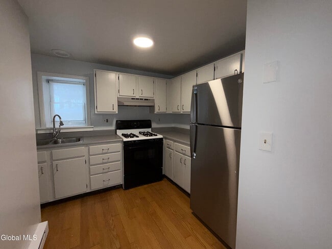 Building Photo - 52 Elm St