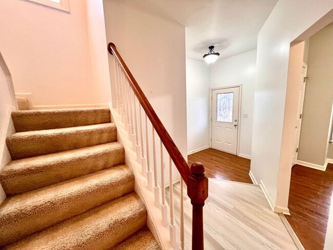 Building Photo - Beautiful Townhome - 3 bedroom 2.5 bath - Must see!