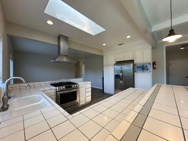 Building Photo - 4 Bedroom Home on Half Acre Lot