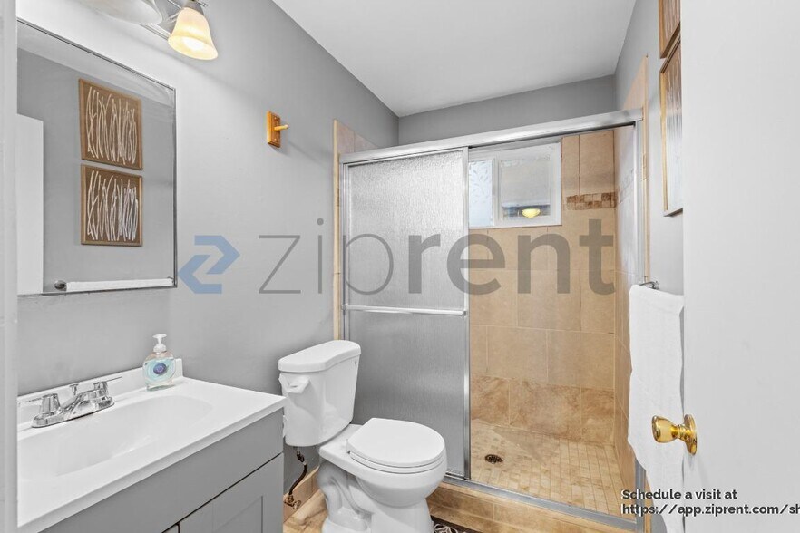 Building Photo - 325 Falcon Dr