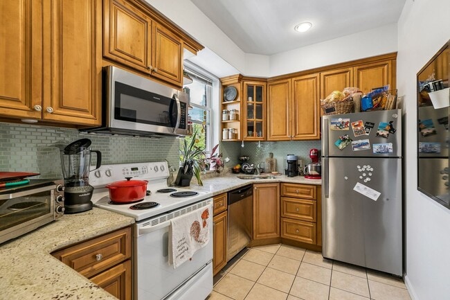 Building Photo - Well-maintained 2-bedroom, 1-bath bi-level apartment | Washington Square West