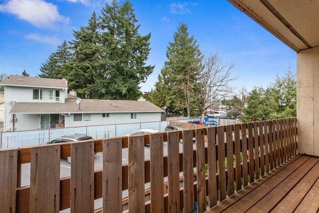 Building Photo - MOVE IN SPECIAL 1ST MONTH RENT FREE!! 2 be...