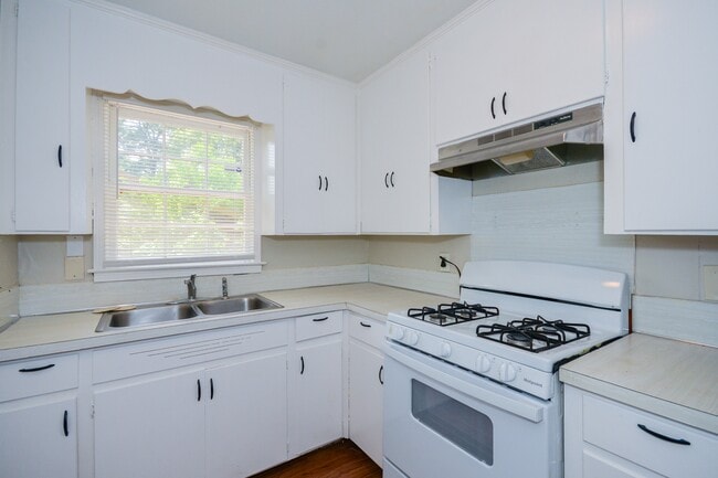 Building Photo - 1138 Perry Hill Rd