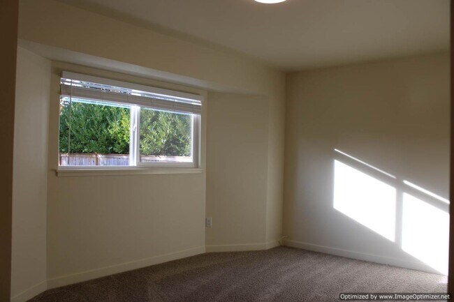 Building Photo - Bright Updated -2 bedroom 2 bath Duplex