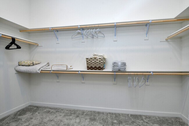 Building Photo - Waterfront Beauty