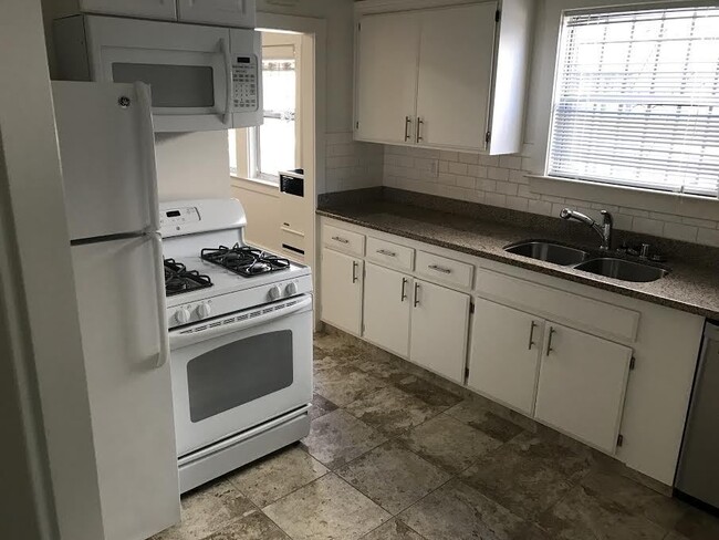 Building Photo - Beautifully remodeled 2 bed 1 bath with st...