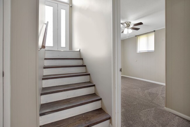 Building Photo - Pet Friendly Three Bedroom!