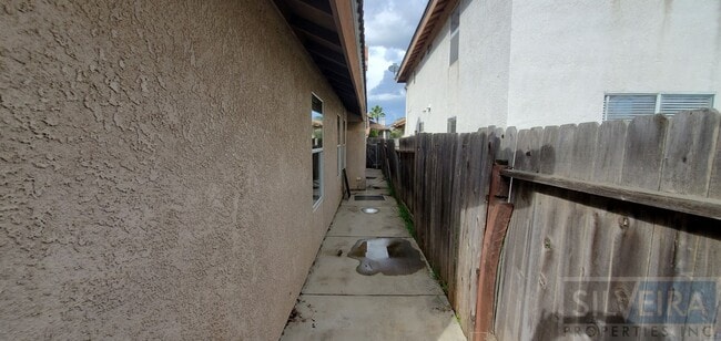 Building Photo - 2 Bedroom Santa Maria home available!