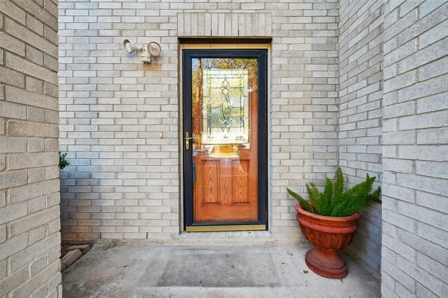 Building Photo - 6523 Mildenhall Ct