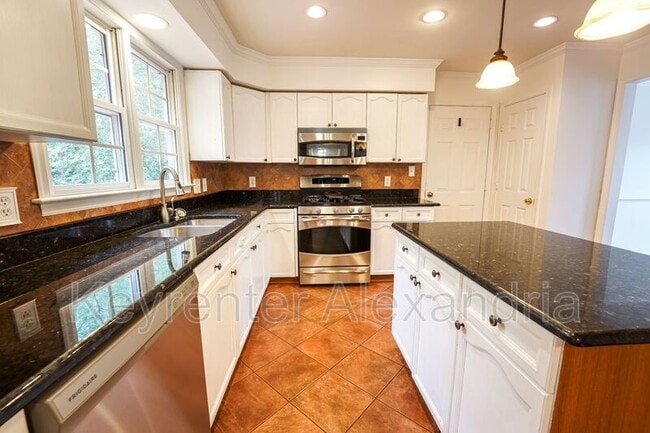 Building Photo - 20 Boulder Dr