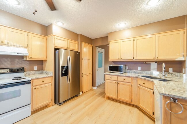 Building Photo - Charming 3 bedroom, 2 bath home that has been updated and is ready to be called home! This home h...