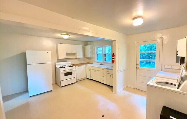 Building Photo - AVAILABLE JANUARY 2026 $2,200 AND IN AUGUS...