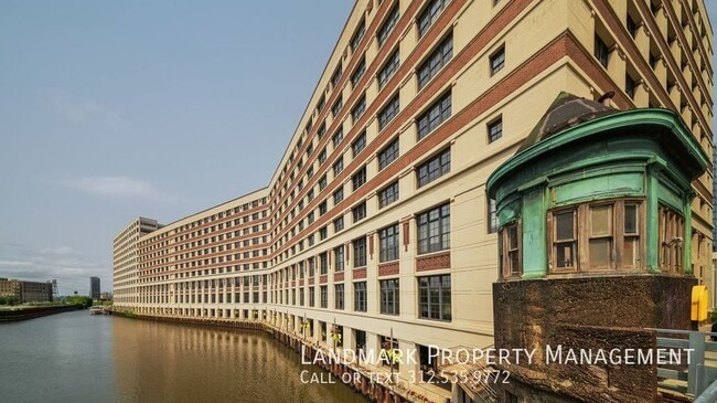 Building Photo - 758 N Larrabee St