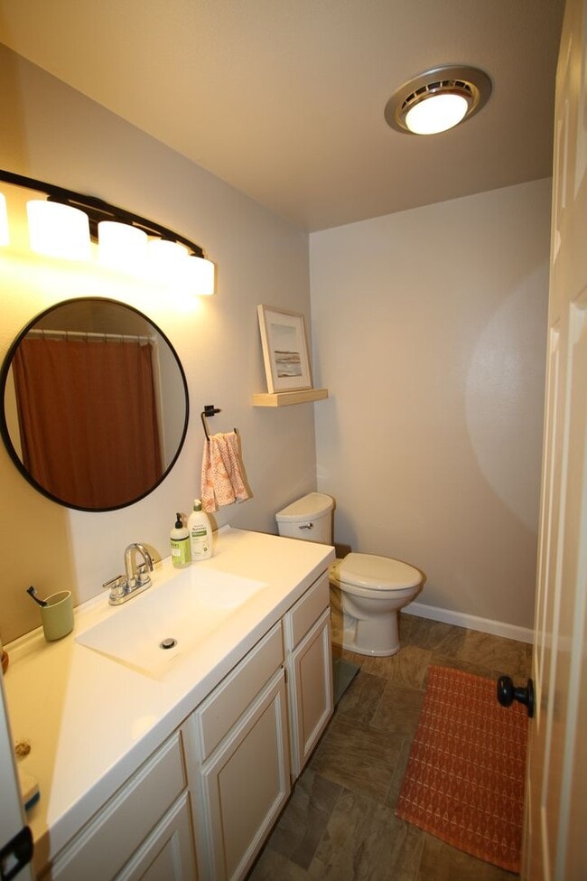 Building Photo - 3 Bedroom Townhouse!