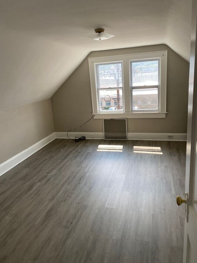 Building Photo - 1145 Sanderson Ave