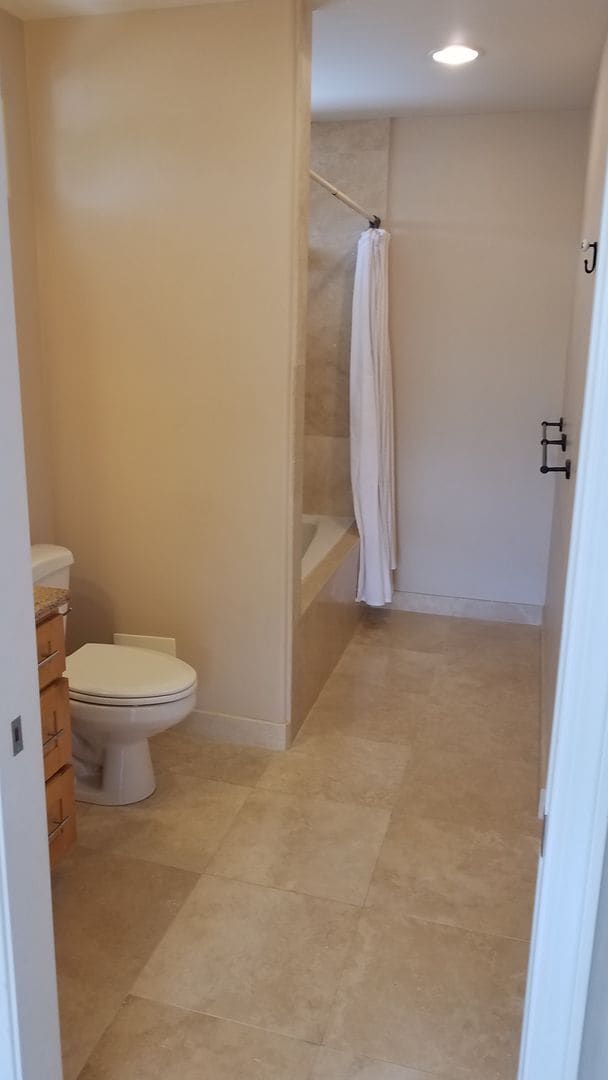 Building Photo - Pet Friendly. W&D. Great Location. 2 Parki...