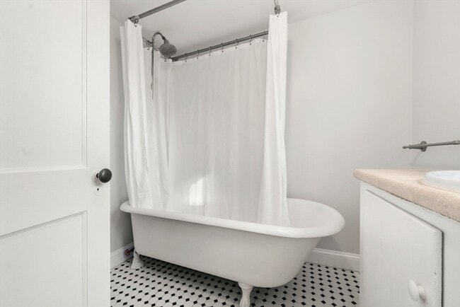 Building Photo - 2 Noahs Hl Wy