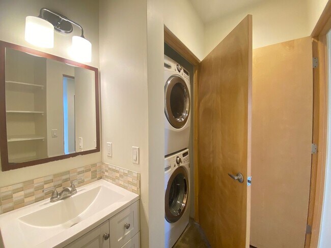 Building Photo - 1 MO. FREE RENT! Contemporary Retreat on Dunlap St.