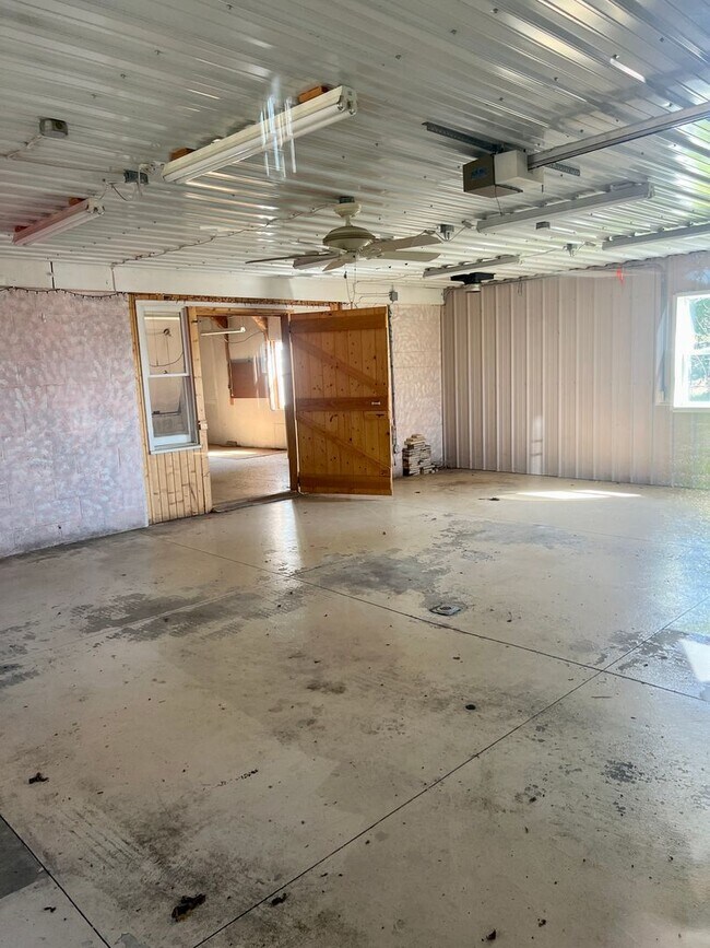 Building Photo - Country living! 1st floor laundry 3+ car garage with work shop