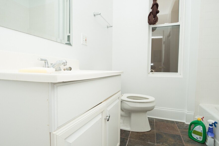 Building Photo - 1314 W Roscoe St