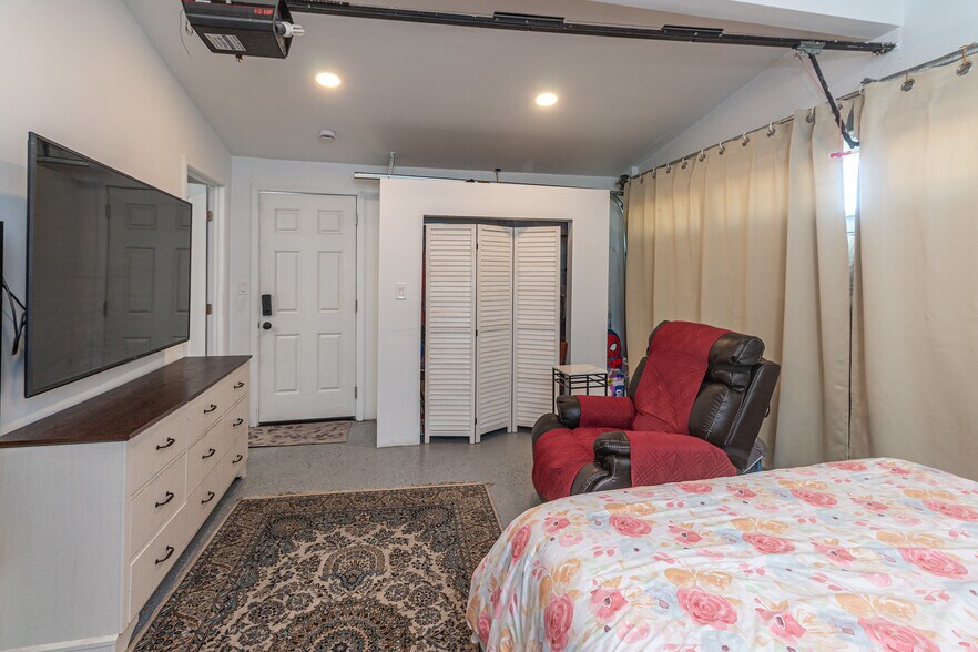 Guest Suite - 27222 Plumwood Ave