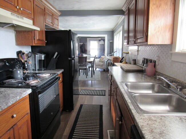 Kitchen - 5004 Euclid Ave