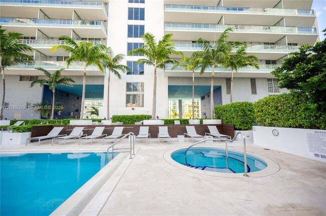 Building Photo - 1300 Brickell Bay Dr