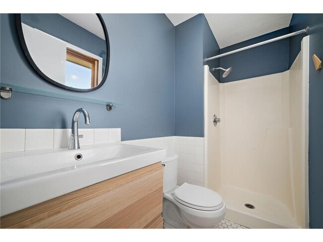 Building Photo - 953 Redwood Dr