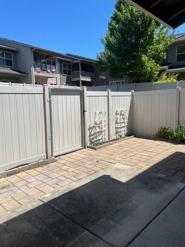 Building Photo - 3 Bedroom 2.5 Bath Townhouse