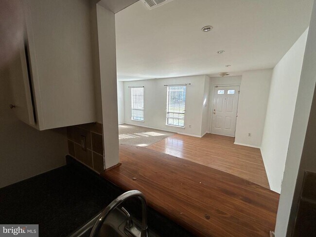 Building Photo - 25 Wyndham Pl