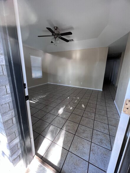 Building Photo - 2427 Wescott Ave