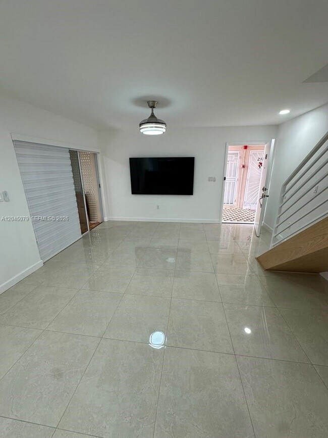 Building Photo - 1560 W 46th St