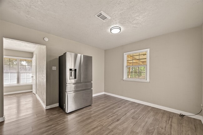 Building Photo - 1221 Parkway Dr