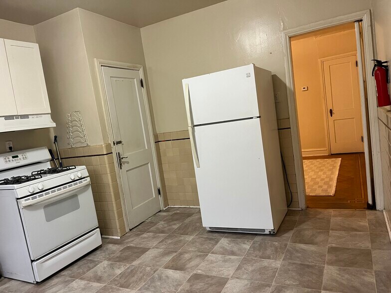 Building Photo - 3427 Sheffield Ave