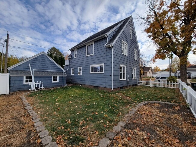 Building Photo - Beautiful Cedar Falls Home
