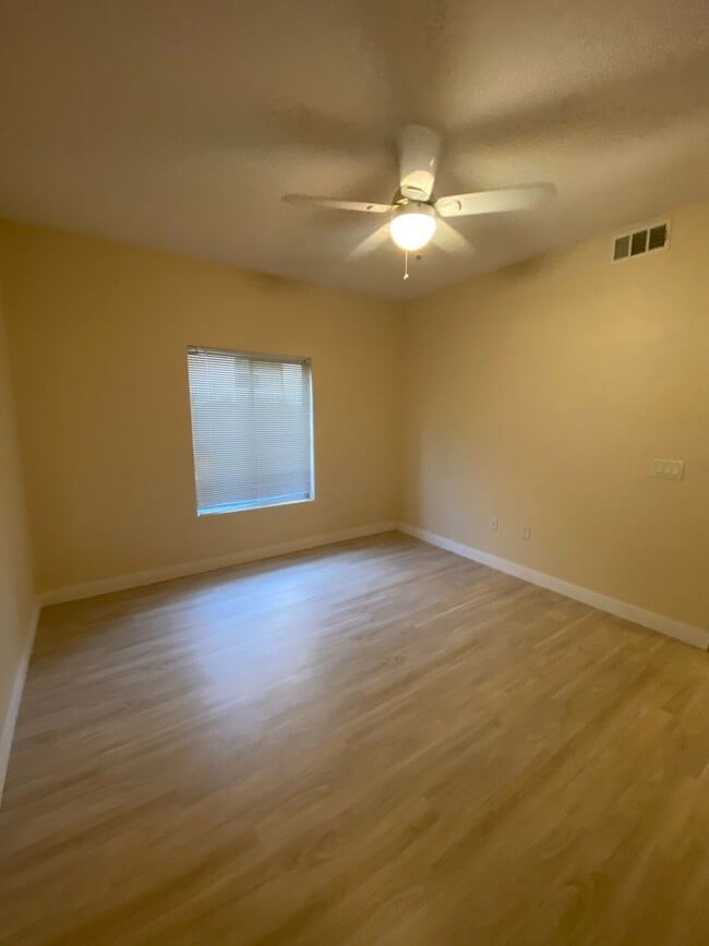 Building Photo - NW Near Majestic Park. 1ST FLOOR 2 BED, 2 BATH CONDO, GATED COMMUNITY