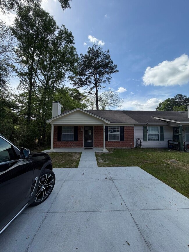 Building Photo - Gorgeous 2/2 newly renovated townhome available now!