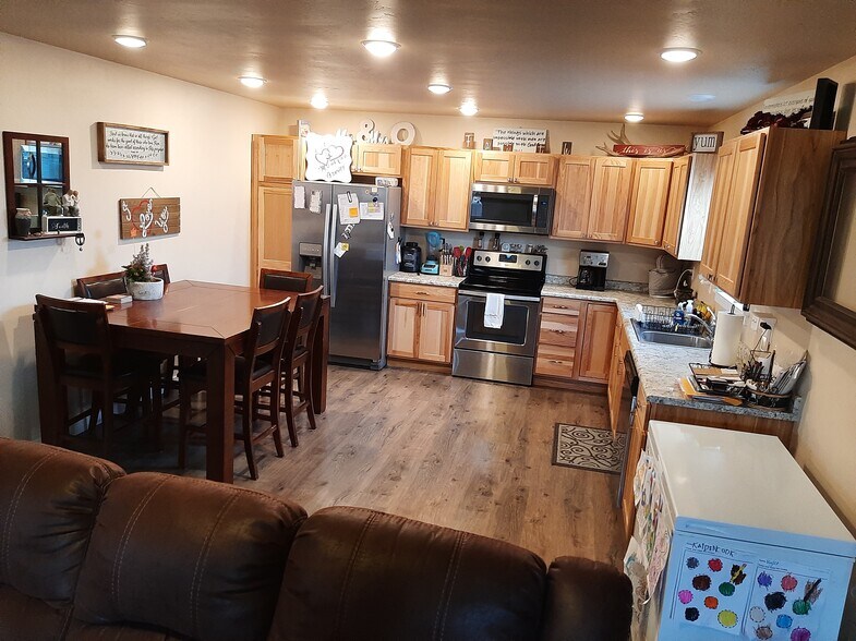 Kitchen - 470 Topaz Rd