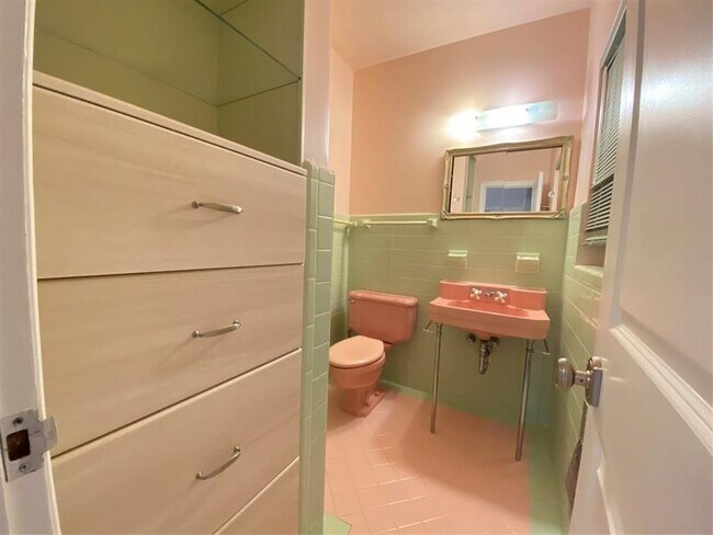 Building Photo - 1049 Van Buren St