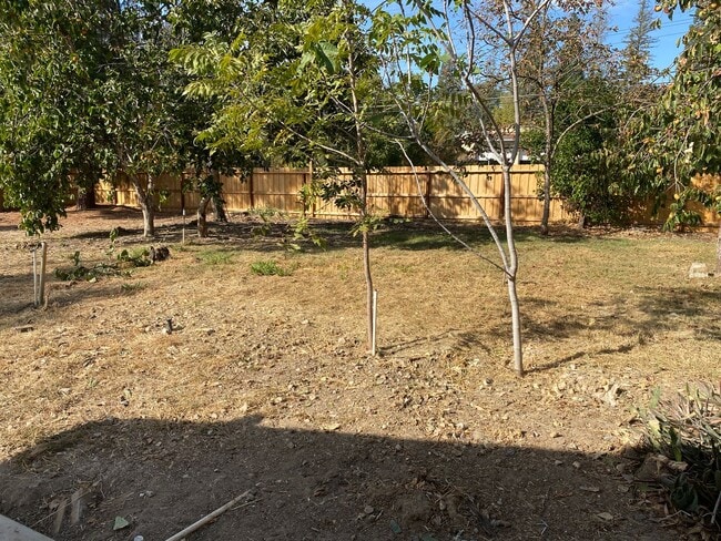 Building Photo - RECENTLY RENOVATED 4 BED, 2.5 BATH HOME ON CORNER LOT