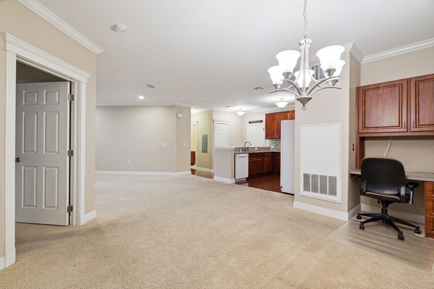 Building Photo - 300 W Elm St