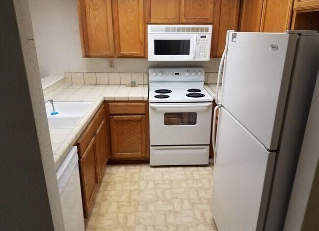 Building Photo - Charming 2BD/2BA Townhouse in Desirable Du...